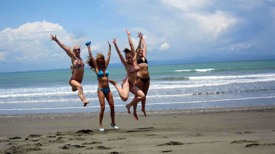 Costa Rica-Yoga jump for happy
