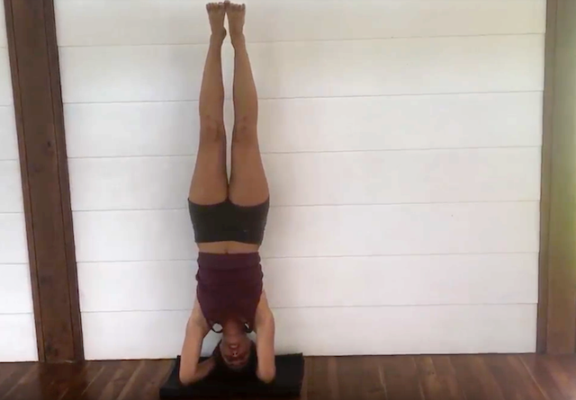 COMP] No hands Headstand pose with Eagle legs : r/yoga