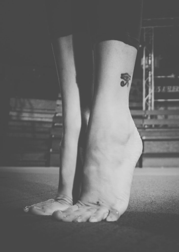 Anatomy of the three arches of the foot for yoga for foot pain relief.