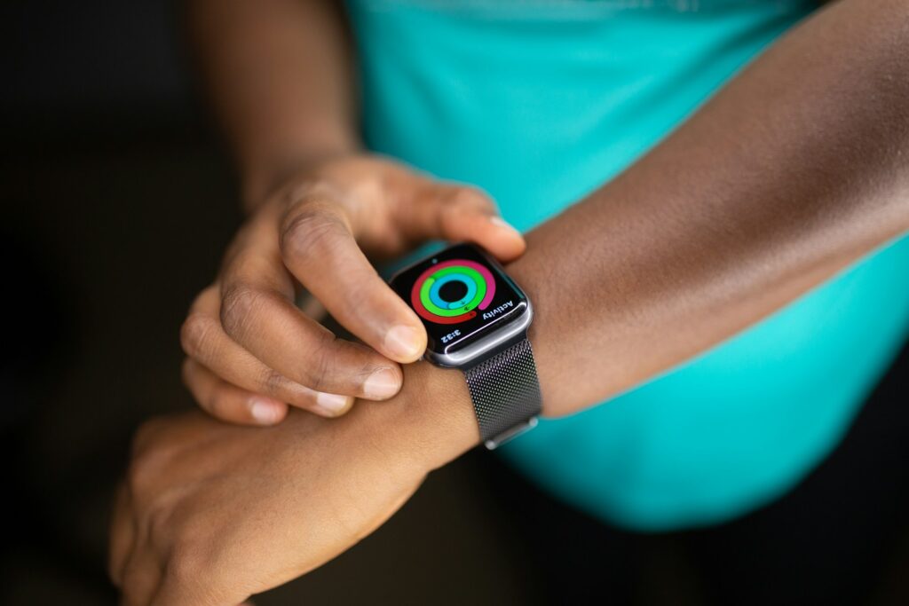 person wearing silver aluminum case apple watch with white sport band fitness trend apple watch wellness trend
